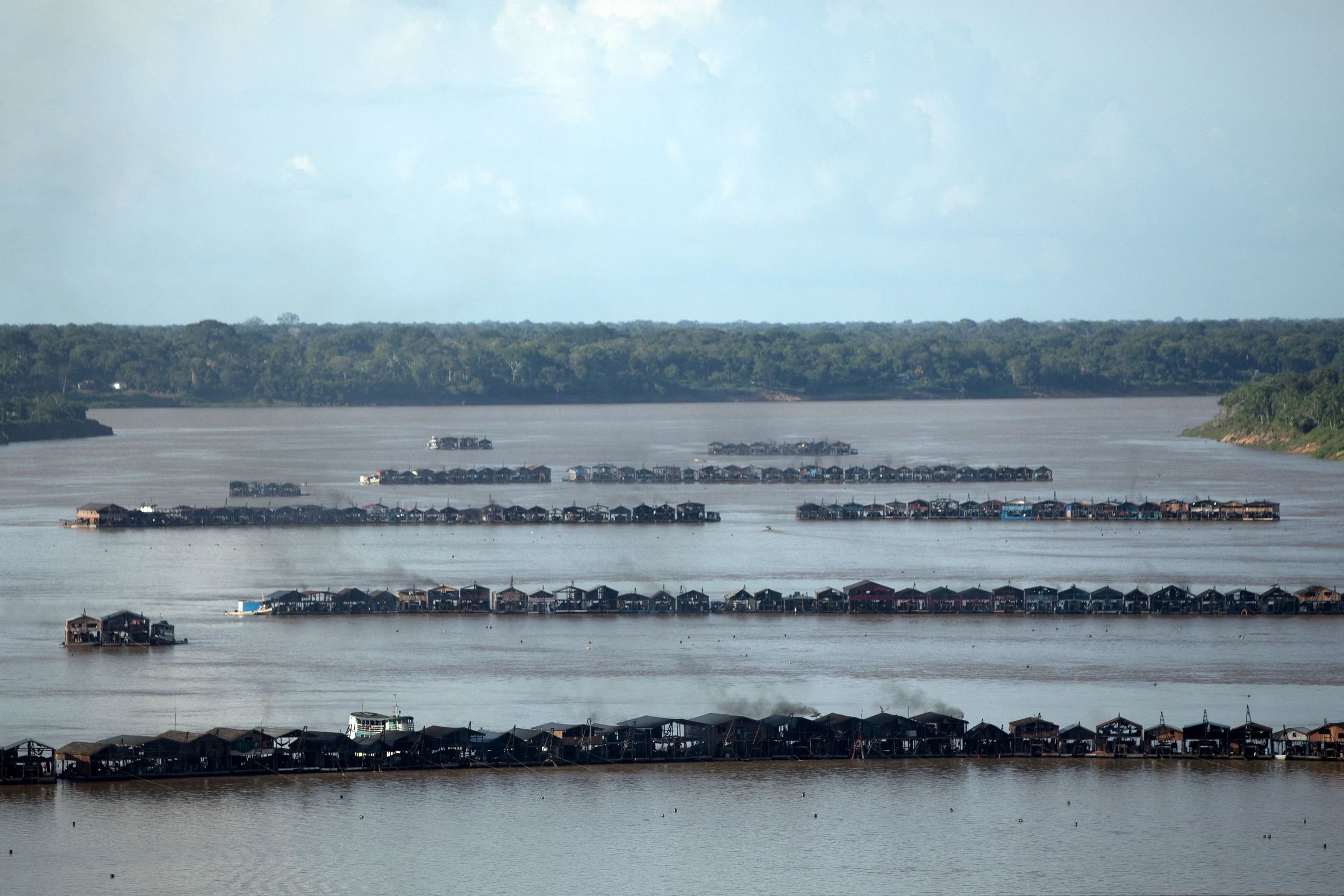 Foto selebaran yang dirilis oleh Greenpeace ini menunjukkan akomodasi dan struktur pertambangan di Sungai Madeira dekat komunitas Rosarinho, di Autazes, negara bagian Amazonas, Brasil, 23 November 2021. (AFP Photo)