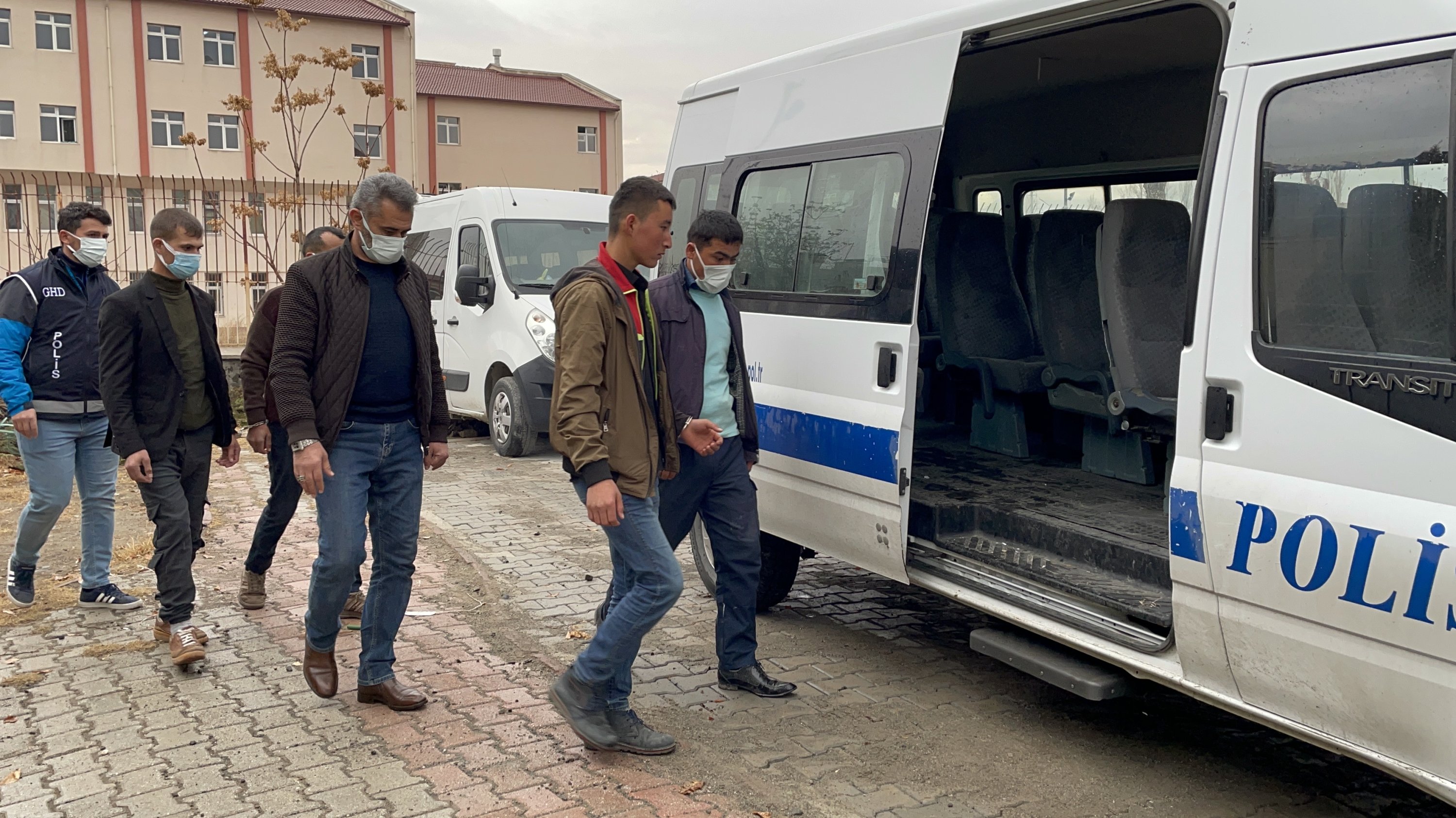 more than 300 irregular migrants held across turkey daily sabah