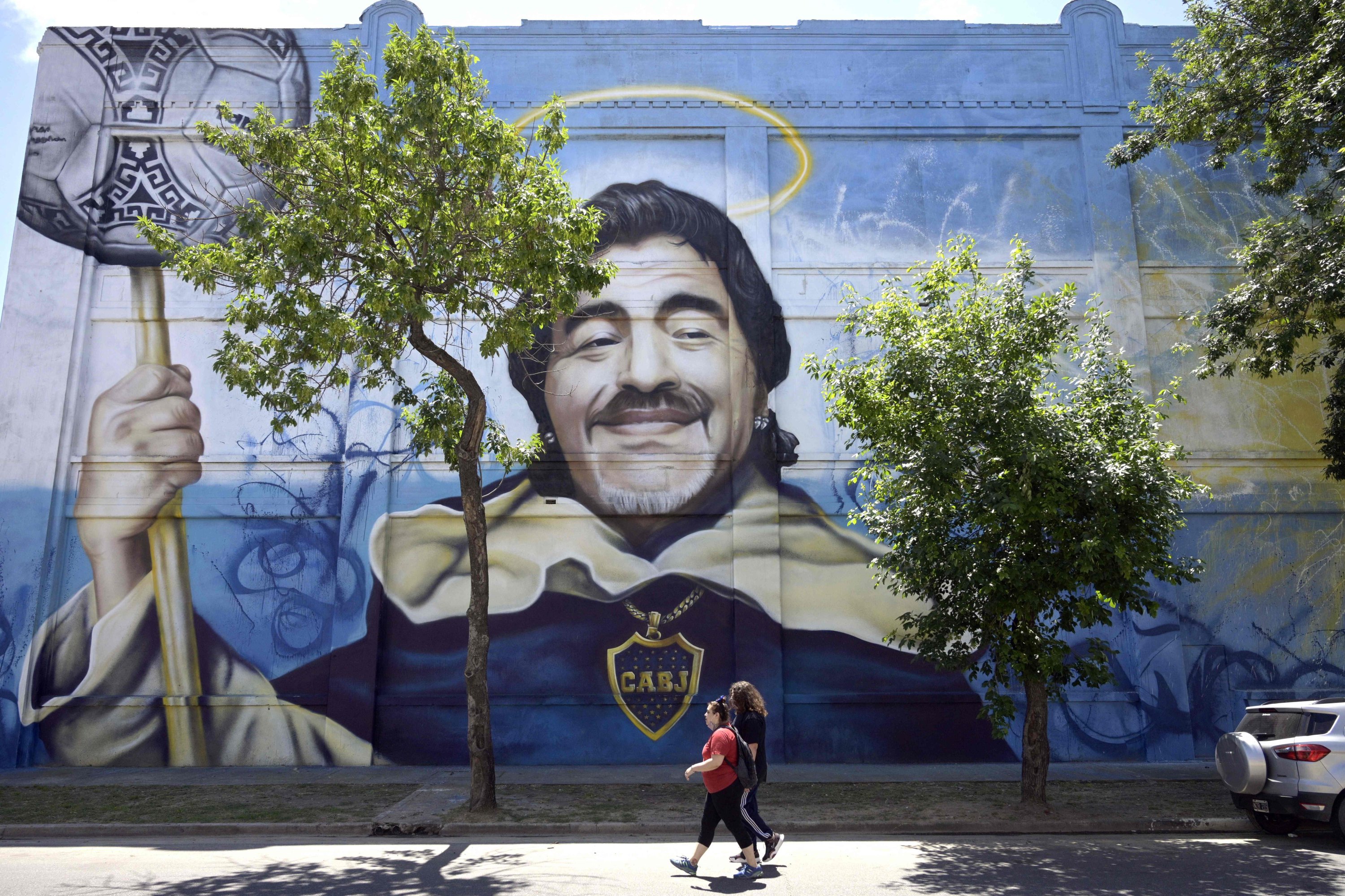 A mural depicting late Argentine football icon Diego Maradona, painted by artist Alfredo Segatori, is seen on a wall at La Boca neighborhood in Buenos Aires, Argentina, Nov. 4, 2021. (AFP Photo)