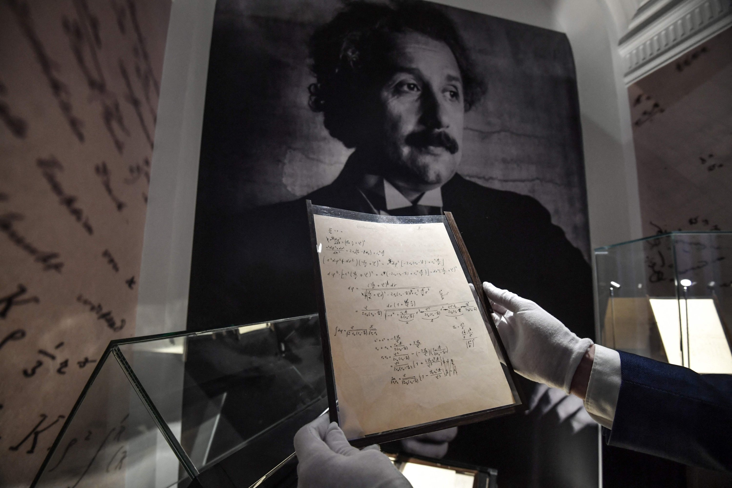 Halaman salah satu naskah persiapan teori relativitas umum Albert Einstein, saat presentasi sehari sebelum dilelang di rumah lelang Christie di Paris, Prancis, 22 November 2021. (AFP Photo)
