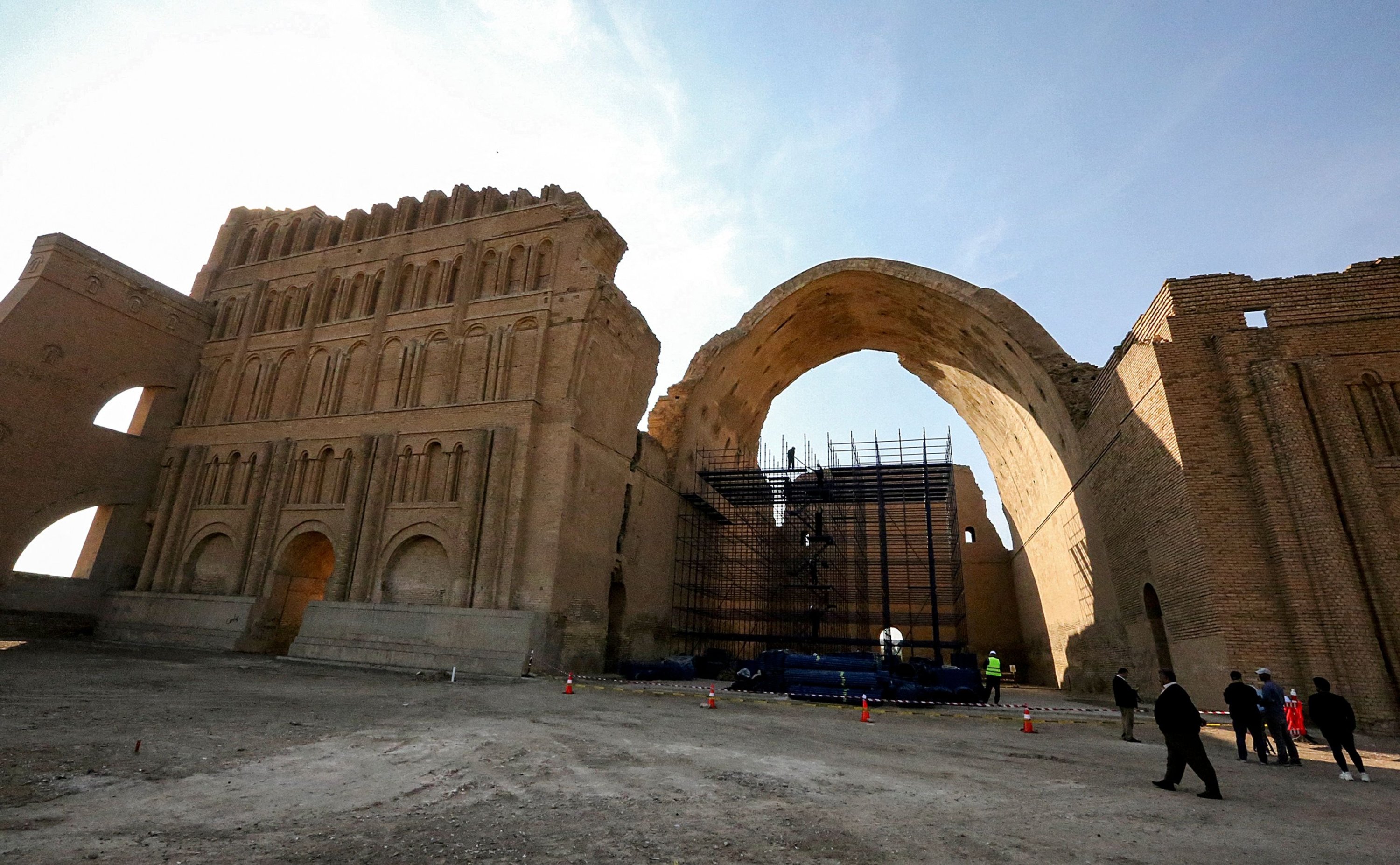 Pemandangan umum dari Arch of Ctesiphon, juga dikenal sebagai Taq Kisra (Khosrow's Arch), berdiri di depan perancah konservator di situs kuno Ctesiphon dekat al-Madain, Irak tengah, 24 November 2021. (AFP Photo)