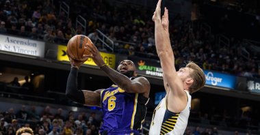 LA Lakers forward LeBron James (L) shoots the ball past Indiana Pacers forward Domantas Sabonis during an NBA game at Indianapolis, Indiana, U.S., Nov 24, 2021. (Reuters Photo)