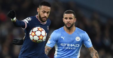 Paris Saint-Germain's Neymar (L) in action against Manchester City's Kyle Walker (R) during a Champions League match against Manchester City, Manchester, England, Nov. 24, 2021. (EPA Photo)