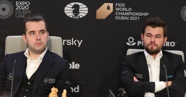 Russia's Ian Nepomniachtchi (L) and Norway's Magnus Carlsen attend a press conference prior to the FIDE World Chess Championship, Dubai, United Arab Emirates, Nov. 24, 2021. (EPA Photo)