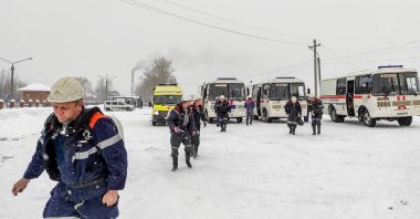 Rescuers arrive at the Listvyazhnaya coal mine near the town of Gramoteino, Nov. 25, 2021. (Russian Emergency Situations Ministry/AFP Photo)