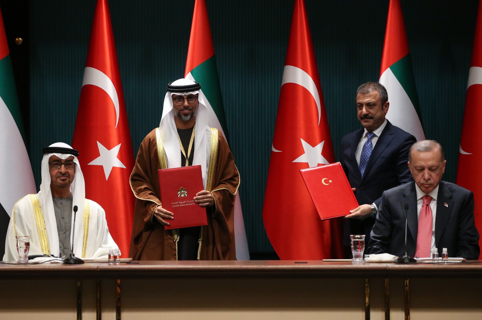 Crown Prince of Abu Dhabi Mohammed bin Zayed (MBZ) (L), UAE Minister of Energy and Industry Suhail Al Mazroui (L2), President Recep Tayyip Erdoğan (R) and CBRT Governor Şahap Kavcıoğlu (R2) during an agreement ceremony after their meeting at the Presidential Complex in Ankara, Turkey, Nov. 24, 2021. (EPA Photo)