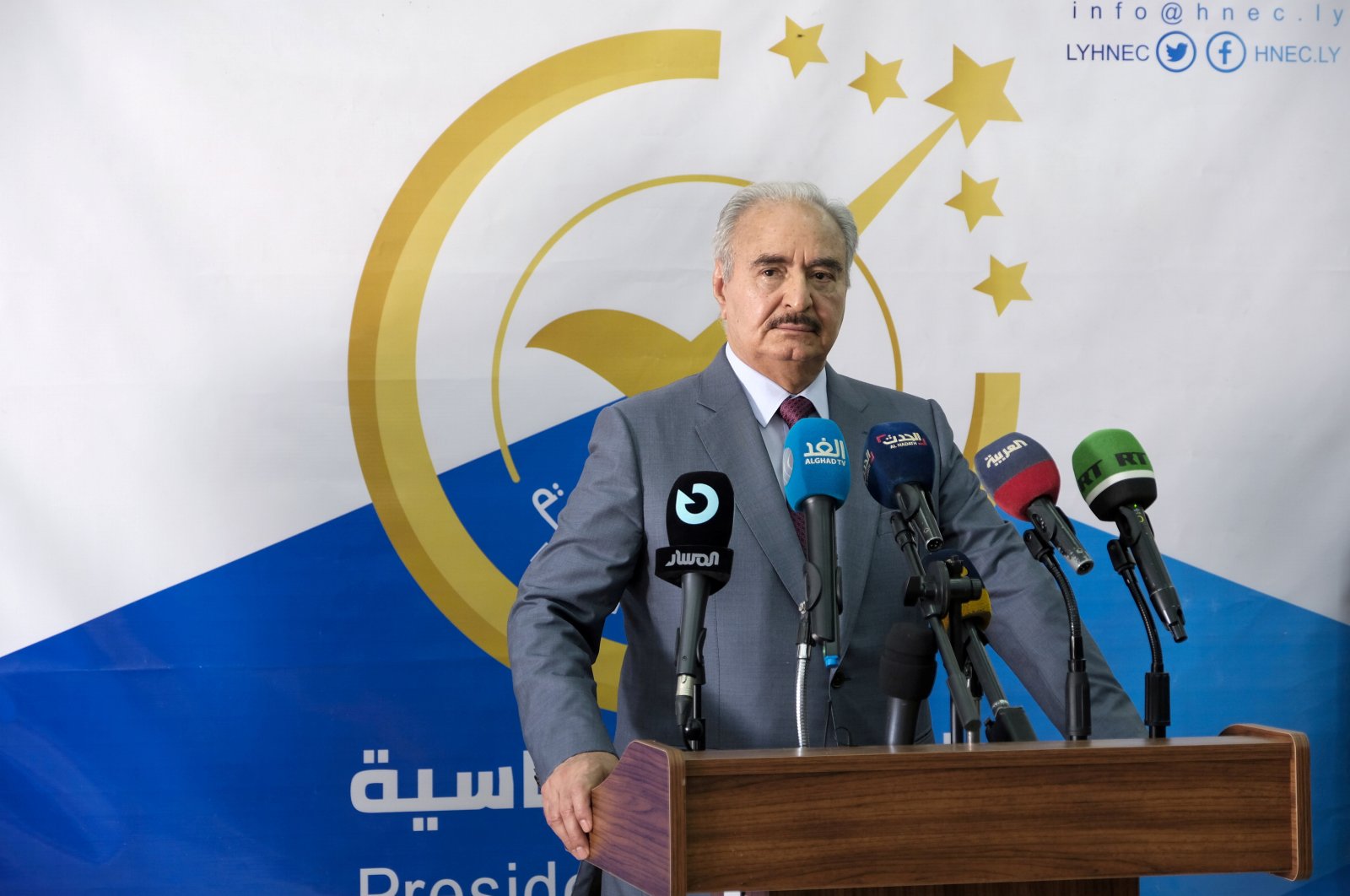Libya&#039;s eastern commander putschist Gen. Khalifa Haftar speaks to the media after submitting his candidacy papers for the December presidential election, in Benghazi, Libya, November 16, 2021. REUTERS/Esam Omran Al-Fetori/File Photo