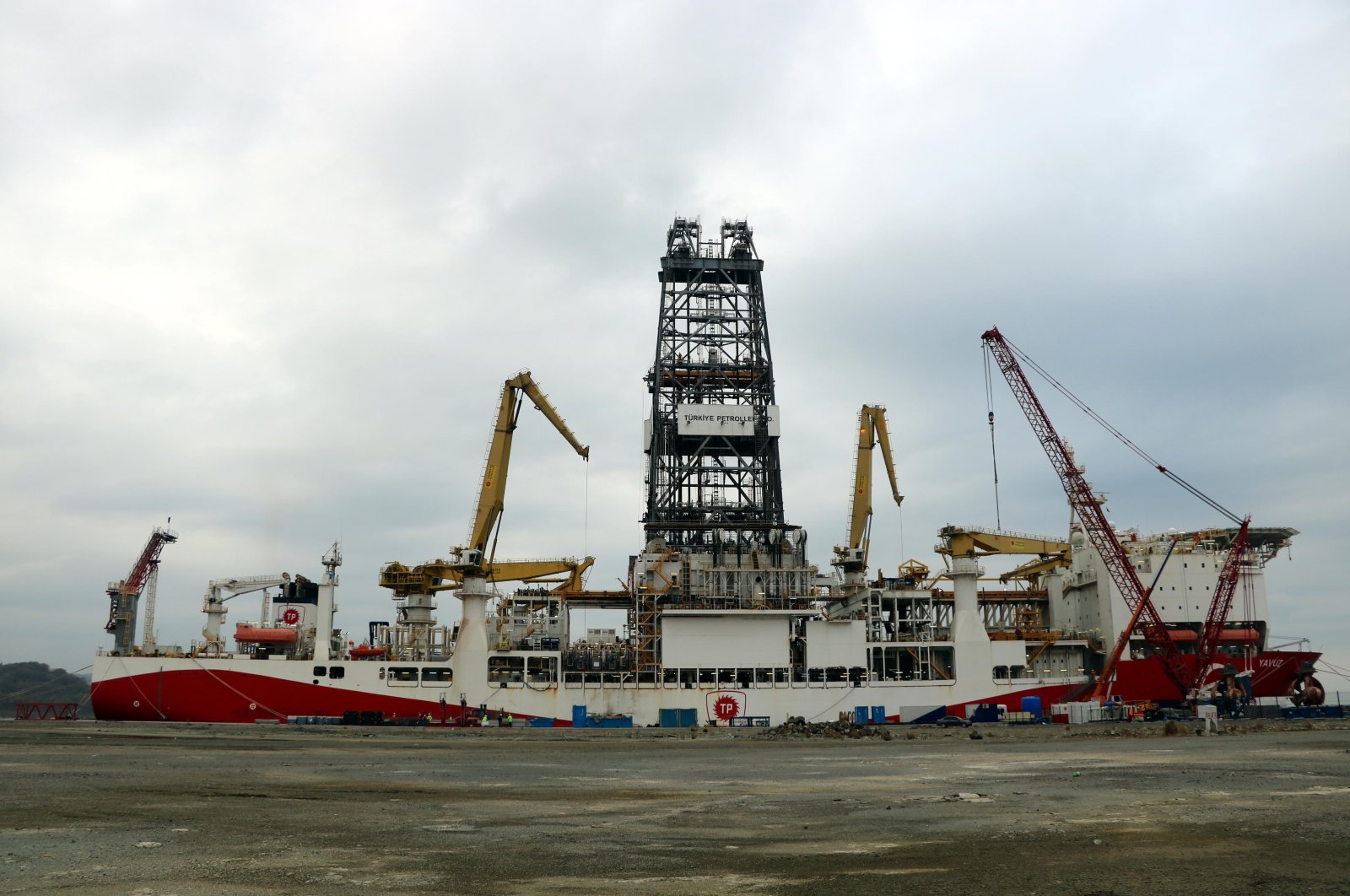 The tdower of Turkey&#039;s Yavuz drillship is being reassembled at the Port of Filyos in Zonguldak, northern Turkey, Nov. 19, 2021. (DHA Photo)