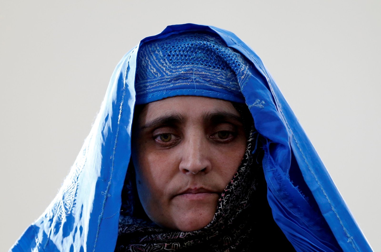 Sharbat Gula, the green-eyed &quot;Afghan Girl&quot; whose 1985 photo in National Geographic became a symbol of her country&#039;s wars, arrives to meet with Afghanistan&#039;s then President Ashraf Ghani in Kabul, Afghanistan, Nov. 9, 2016. (REUTERS File Photo)
