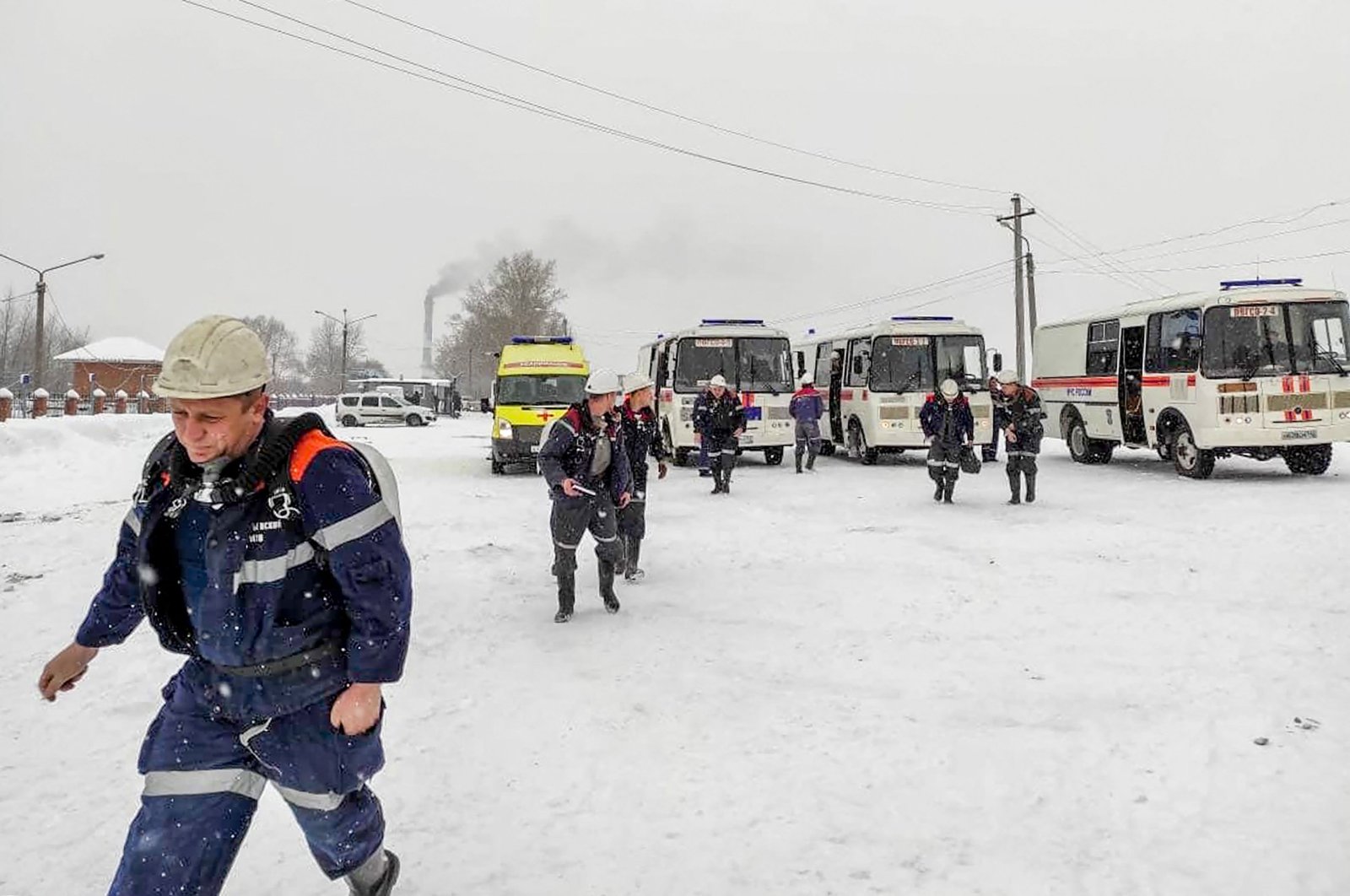 Rescuers arrive at the Listvyazhnaya coal mine near the town of Gramoteino, Nov. 25, 2021. (Russian Emergency Situations Ministry/AFP Photo)