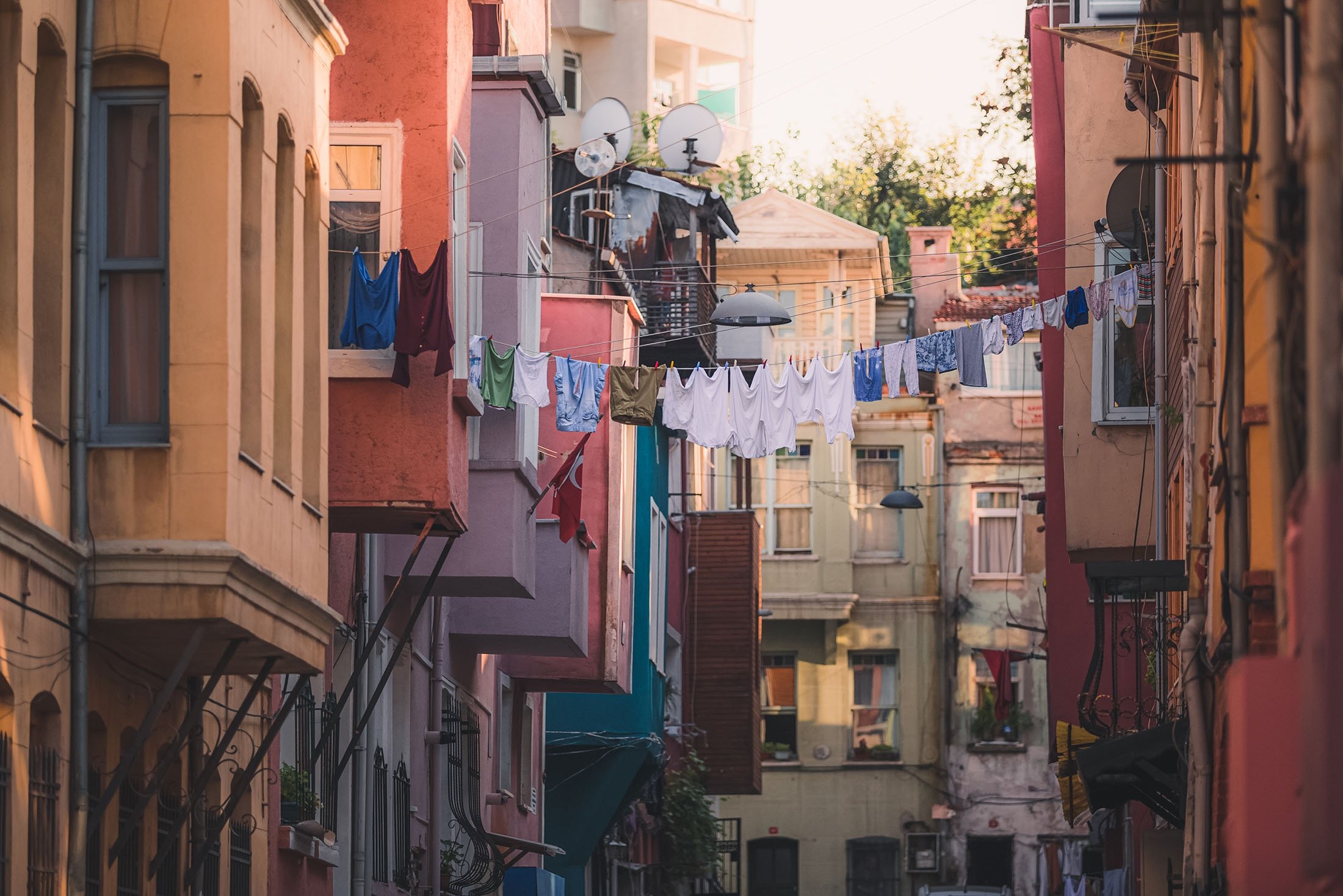 Laundry hung to dry amid cumba houses in the authentic and multicultural Istanbul neighborhood of Balat. (Shutterstock Photo)