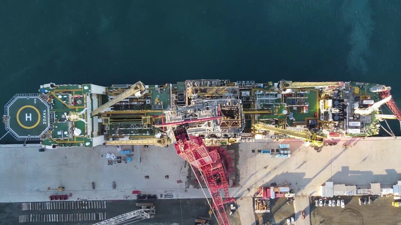 The tower of Turkey&#039;s Yavuz drillship is being reassembled at the Port of Filyos in Zonguldak, northern Turkey, Nov. 17, 2021. (IHA Photo)
