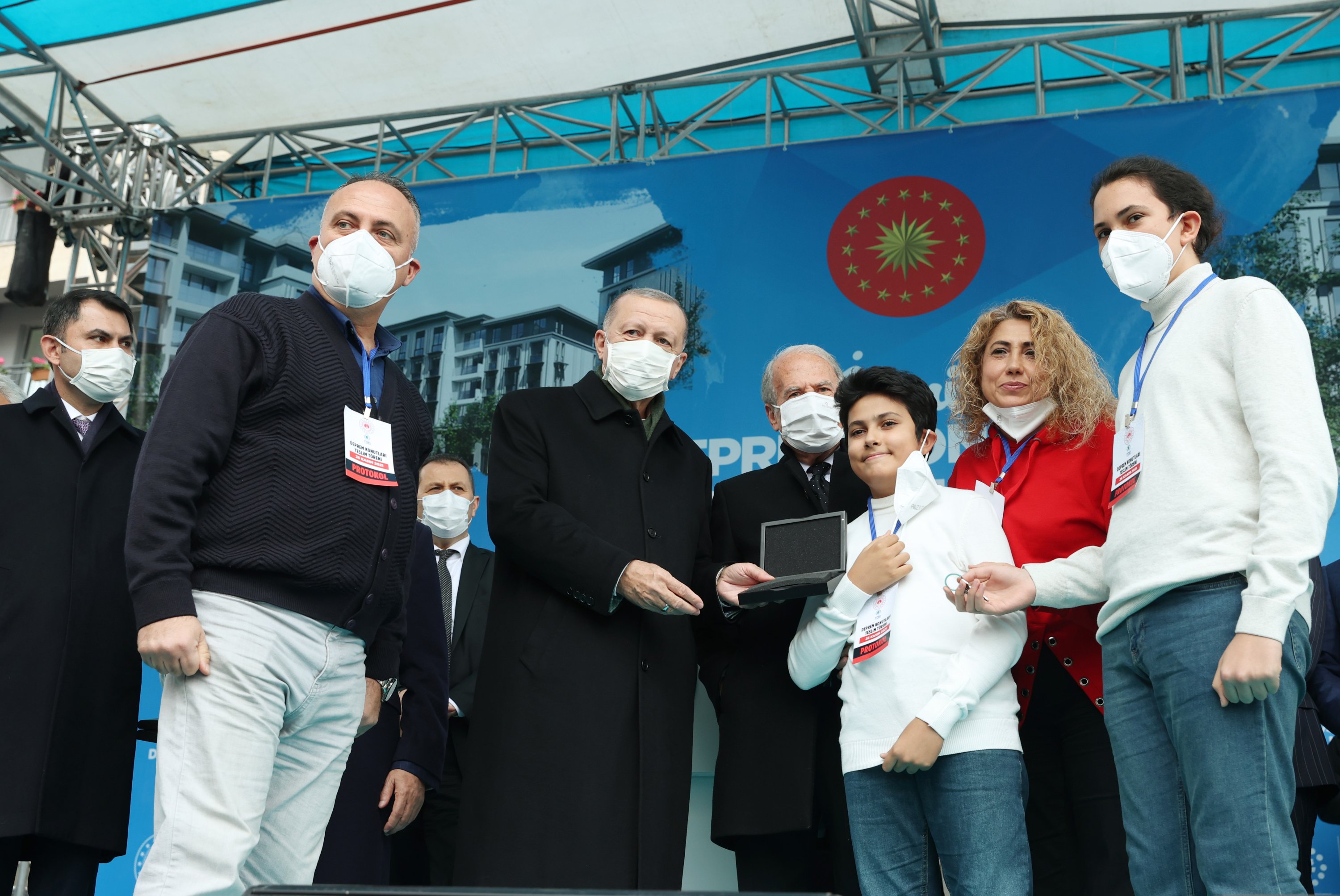 President Recep Tayyip Erdoğan delivers house keys to earthquake survivors at a ceremony, in Izmir, western Turkey, Nov. 26, 2021. (AA PHOTO)