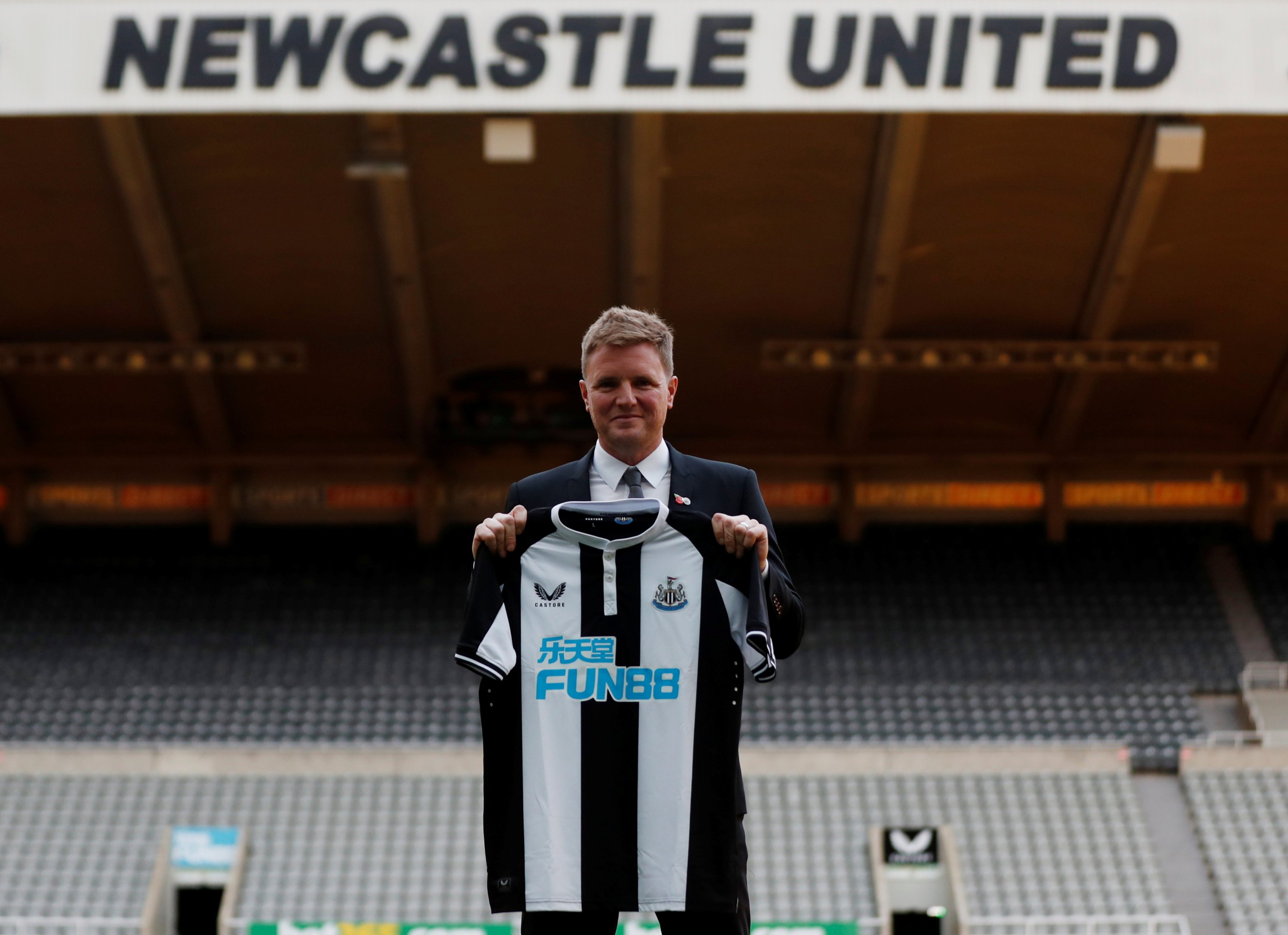 Newcastle manager Eddie Howe poses with a team shirt during the presentation at St James' Park, Newcastle, England, Nov. 10, 2021. (Reuters Photo)