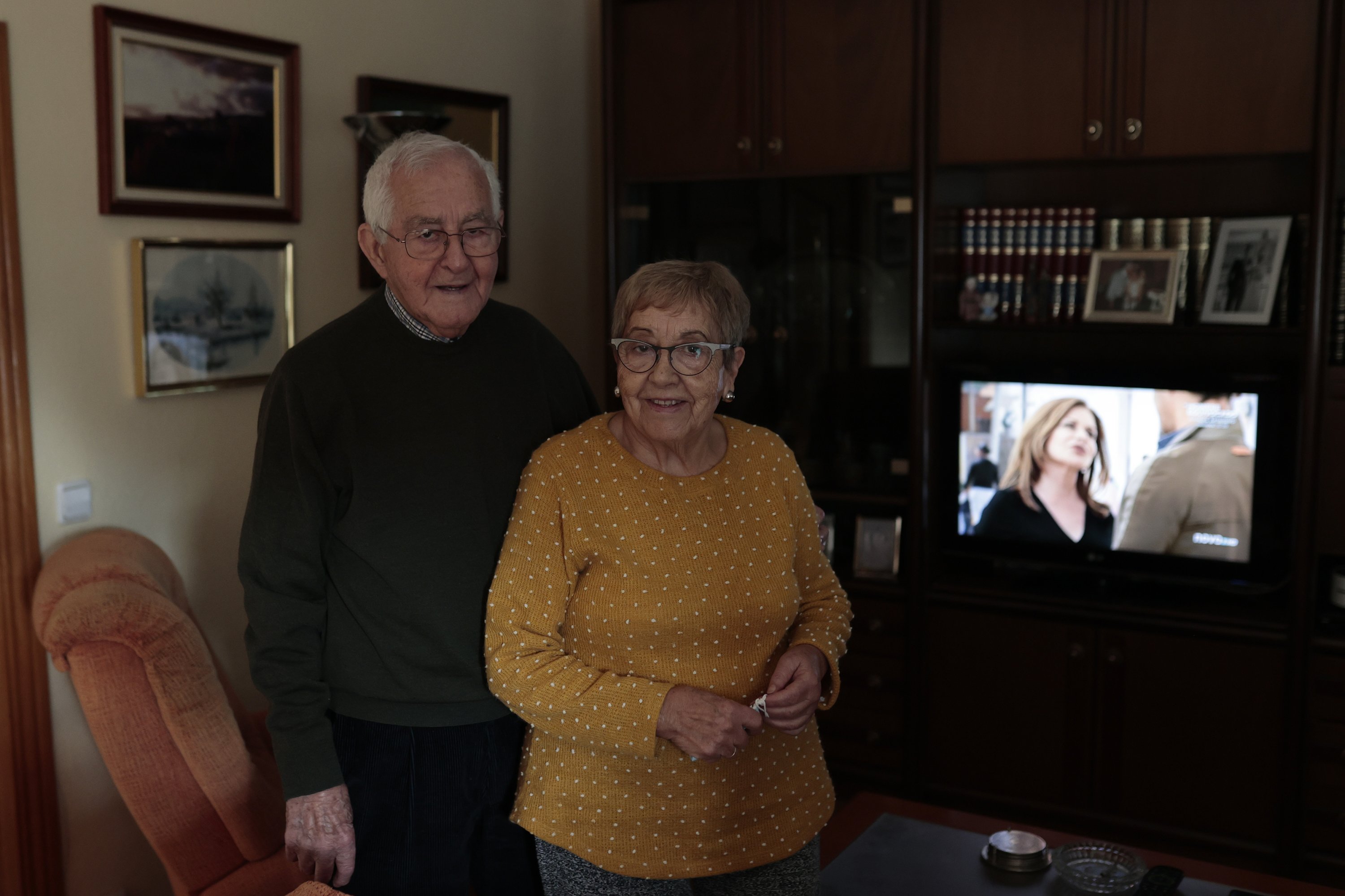 Dolores (kanan) dan Jose Valverde berpose di depan televisi mereka saat serial Turki ditayangkan, Spanyol, 26 November 2021. (AA Photo)