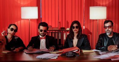 This undated handout photograph released by Netflix shows Bollywood actors and cast members (L-R) Soni Razdan, Ayush Mehra, Aahana Kumra and Rajat Kapoor posing for a picture on the set of the Indian drama web series &quot;Call My Agent: Bollywood&quot;, on Nov. 25, 2021. (AFP)