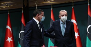 Turkish President Recep Tayyip Erdoğan (R) and Libya's interim Prime Minister Abdul Hamid Dbeibah attend a signing ceremony after their meeting at the Presidential Palace in Ankara, Turkey, Apr. 12, 2021. (EPA Photo)