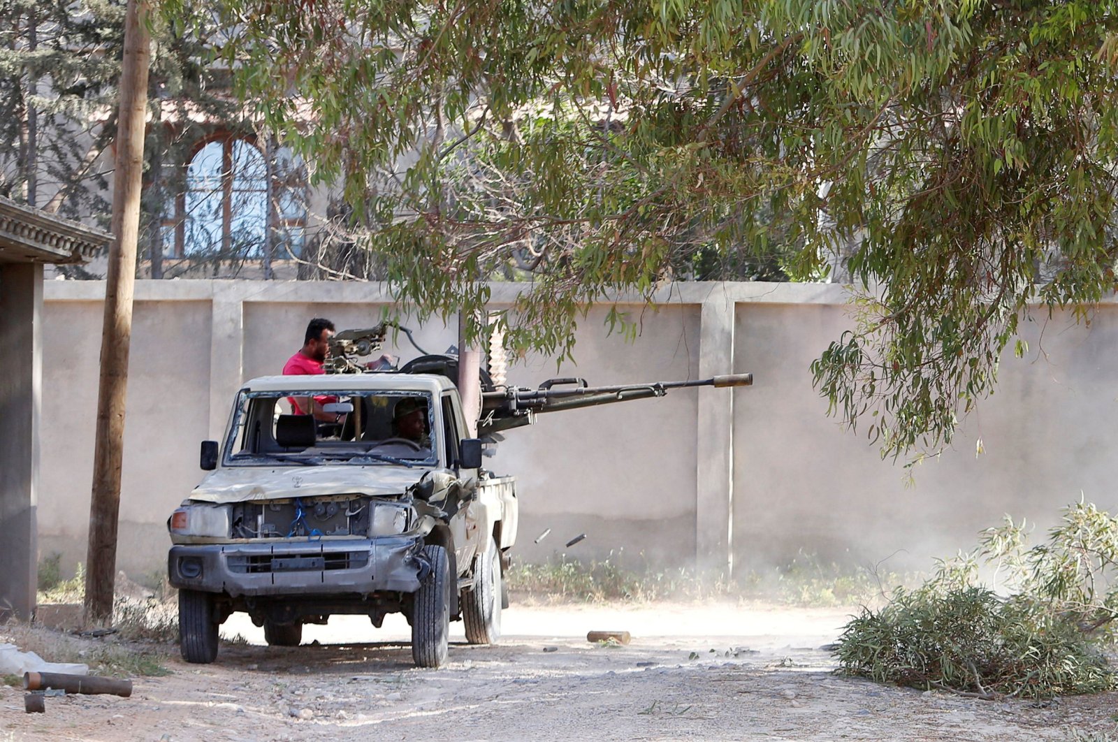 Members of the Libyan internationally recognized government forces fire during a fight with Eastern forces in Ain Zara, Tripoli, Libya, April 28, 2019. (REUTERS Photo)