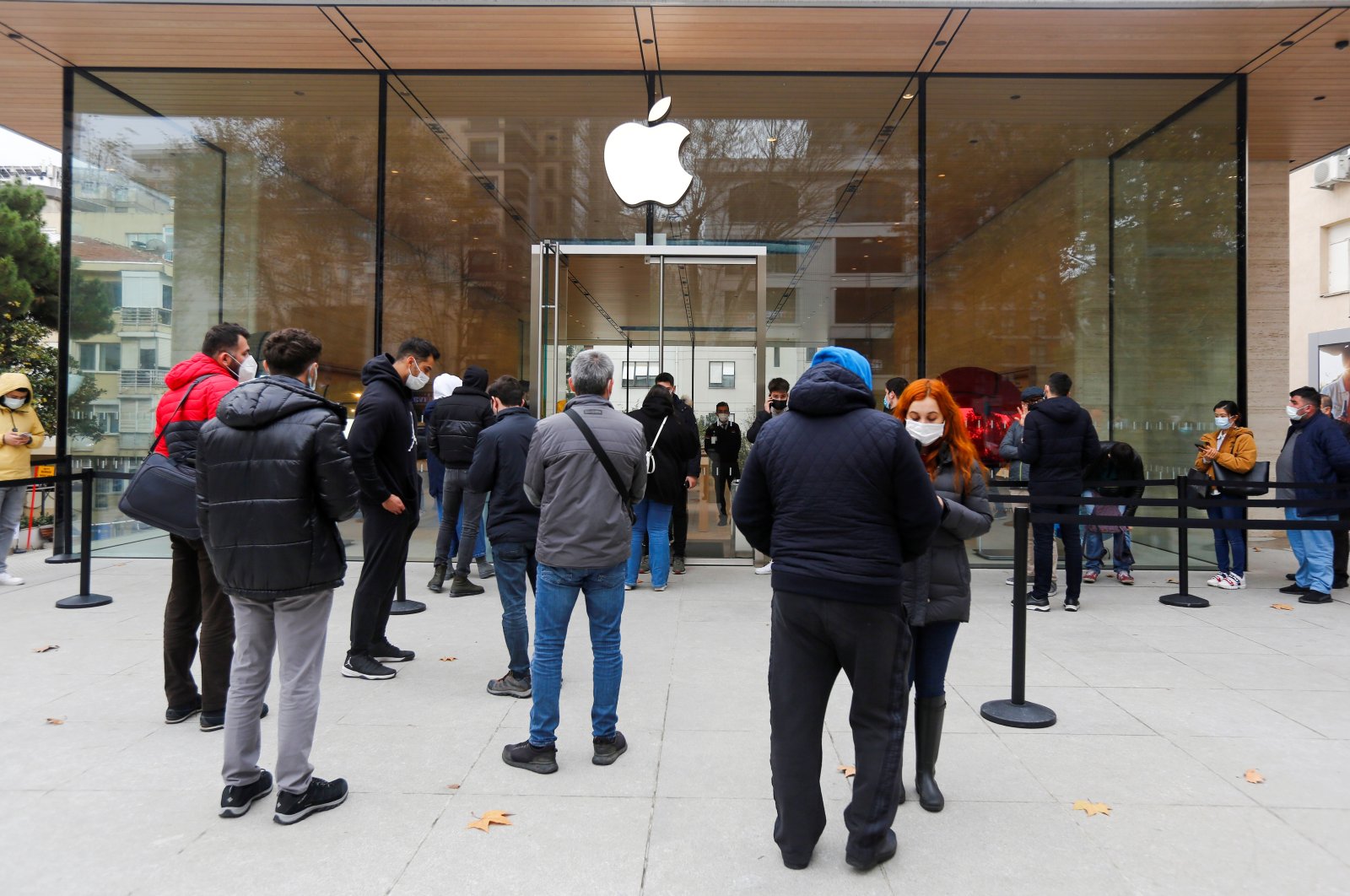 People wait in line to enter an Apple store in Istanbul, Turkey, Nov. 24, 2021. (Reuters Photo)