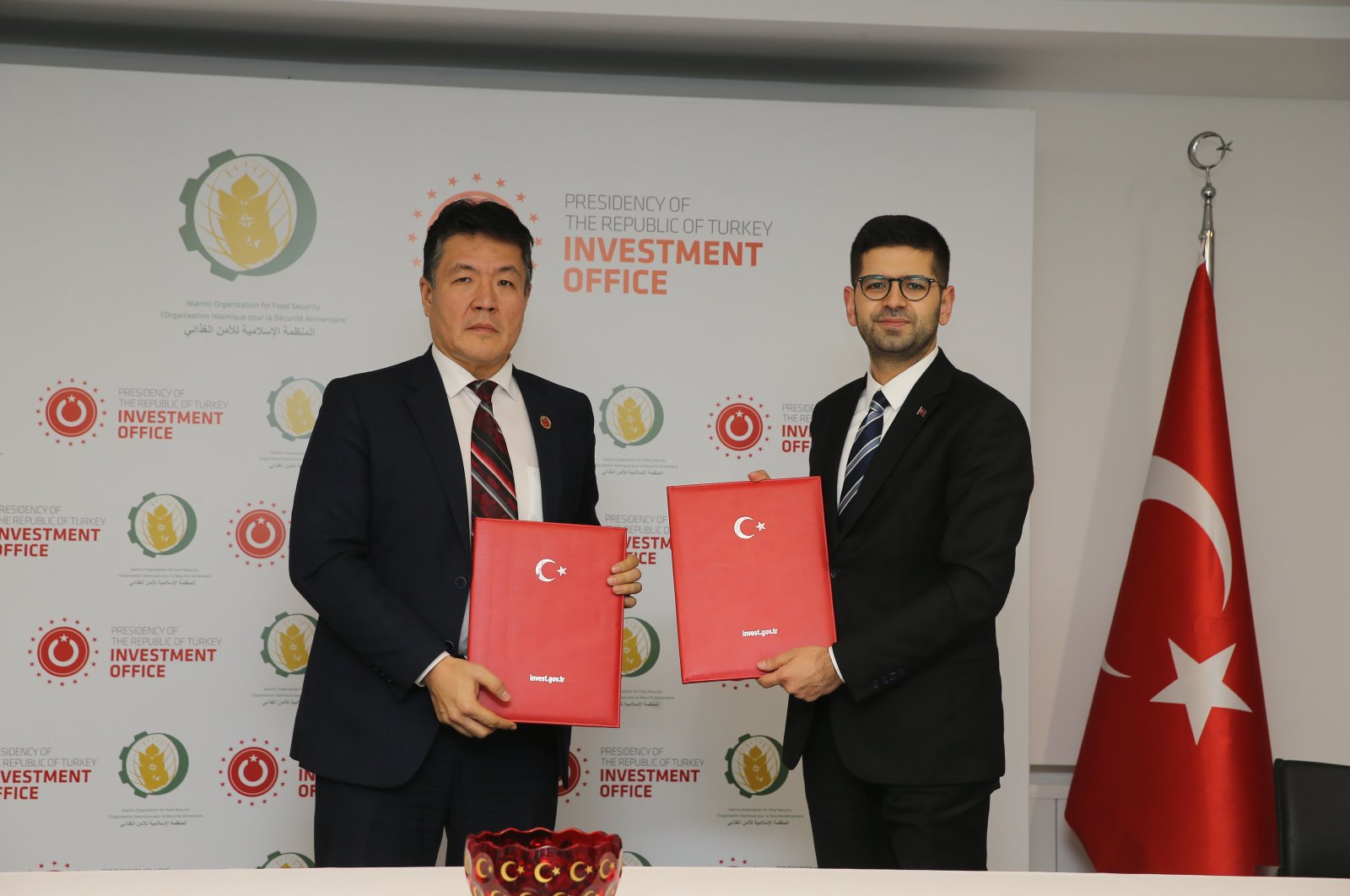 Investment Office Head Burak Dağlıoğlu (R) and IOFS General Director Yerlan Baidaulet during the signing ceremony of the MoU, Istanbul, Turkey, Nov. 26, 2021. (AA Photo)