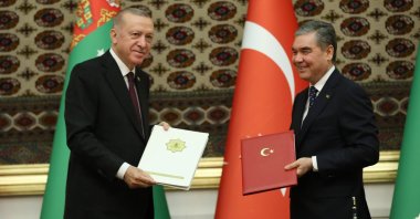 President Recep Tayyip Erdoğan (L) and his Turkmen counterpart Gurbanguly Berdymukhamedov pose for a photo during a ceremony in Asghabat, Turkmenistan, Nov. 11, 2021. (IHA Photo)