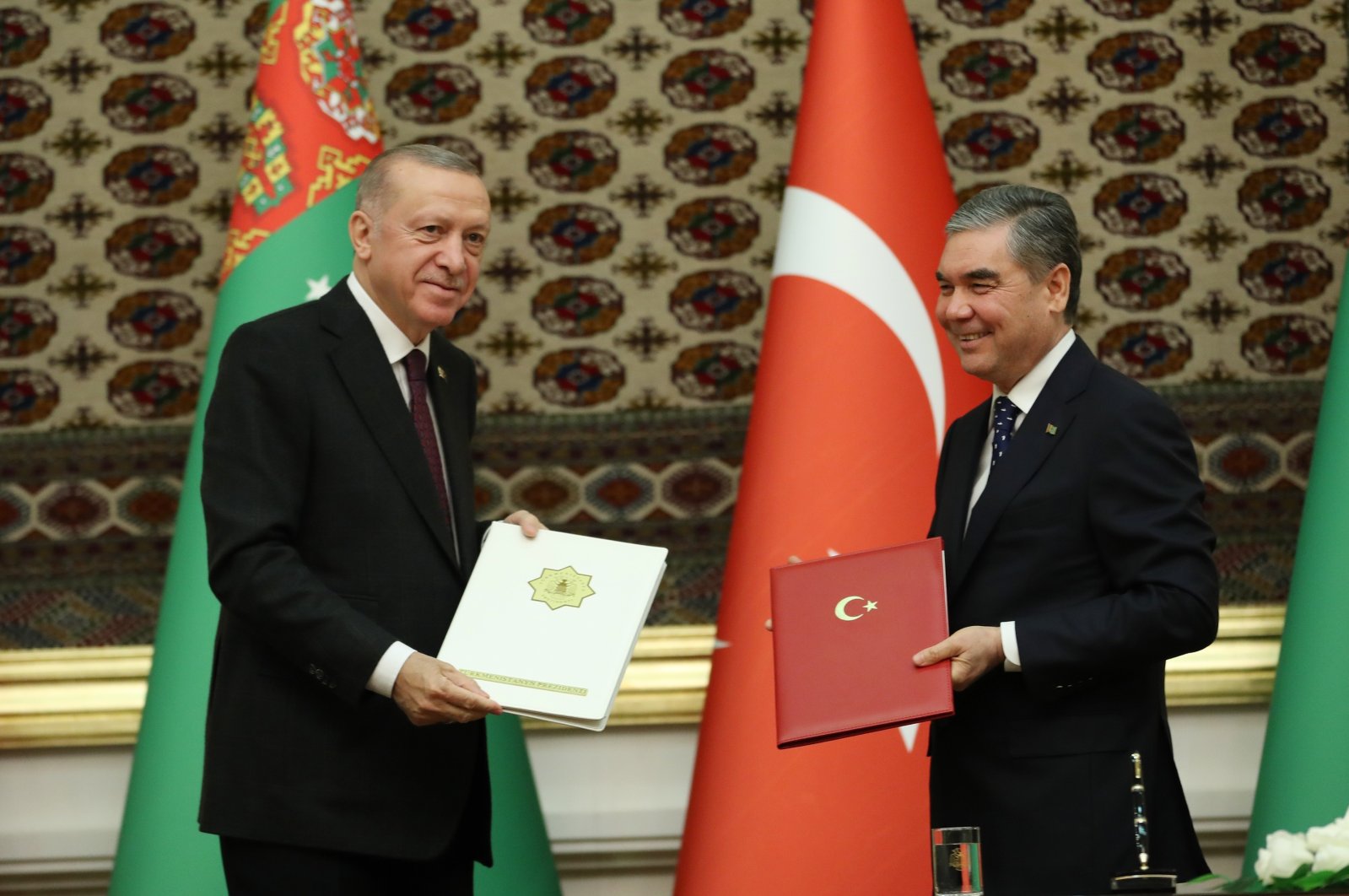 President Recep Tayyip Erdoğan (L) and his Turkmen counterpart Gurbanguly Berdymukhamedov pose for a photo during a ceremony in Asghabat, Turkmenistan, Nov. 11, 2021. (IHA Photo)