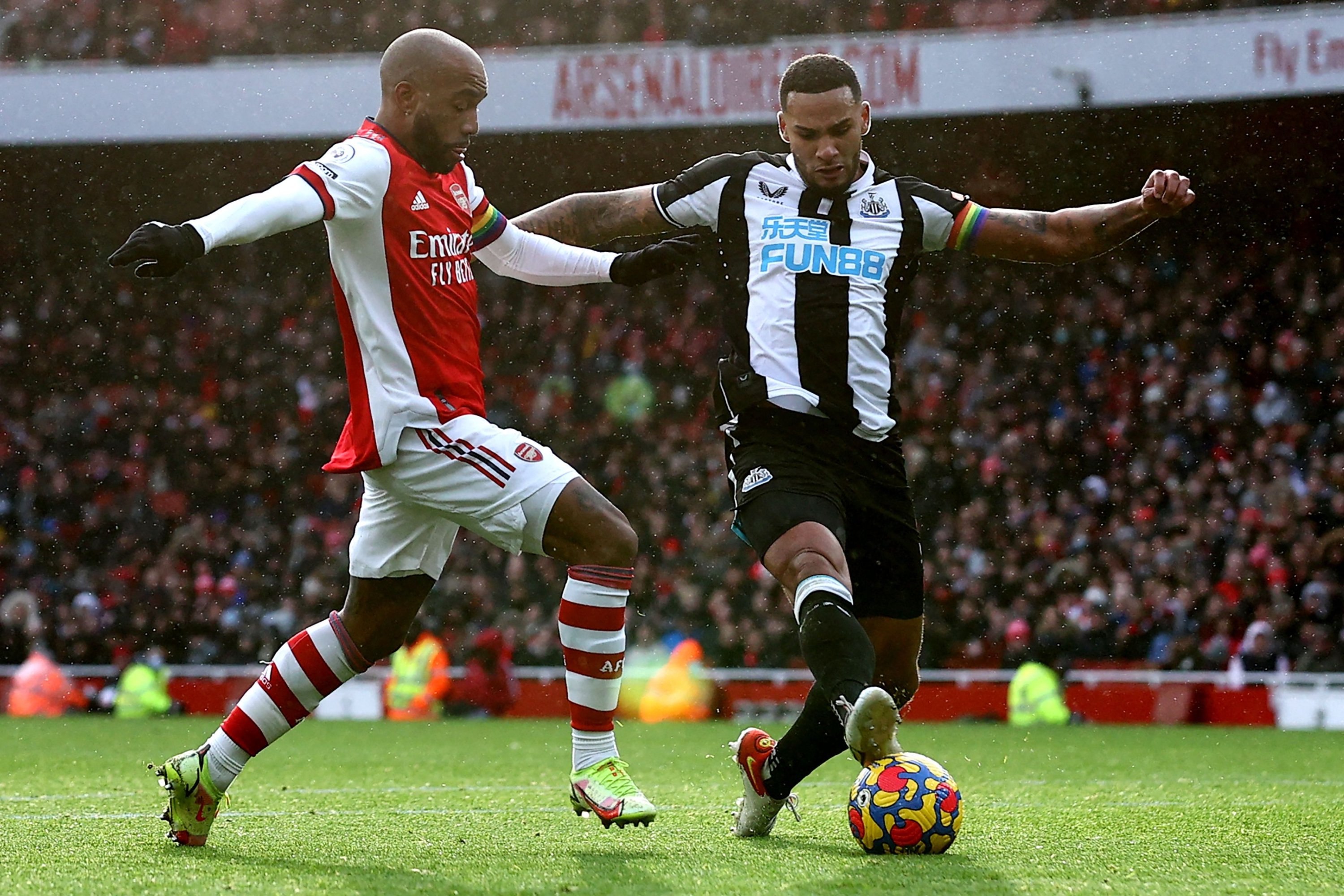 Newcastle United's Jamaal Lascelles (R) vies with Arsenal's Alexandre Lacazette in a Premier League match at the Emirates Stadium, London, England, Nov. 27, 2021. (AFP Photo)