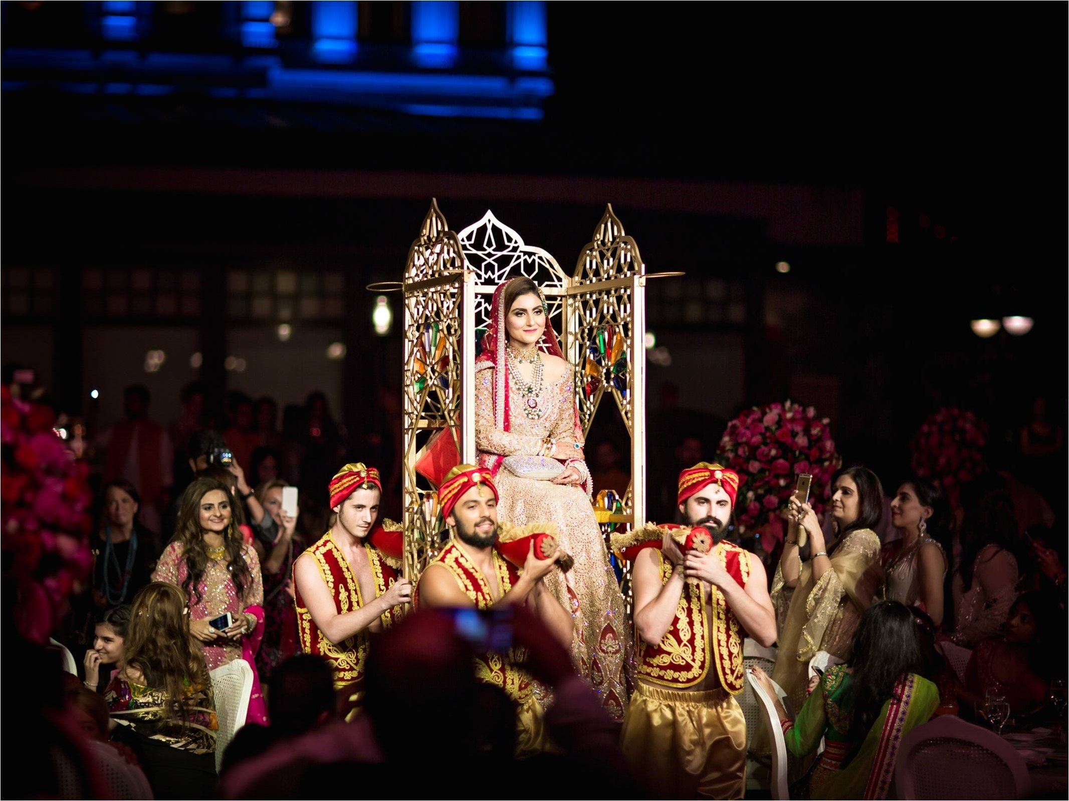 Seorang pengantin India dibawa melalui tandu.  (Foto File Sabah) 
