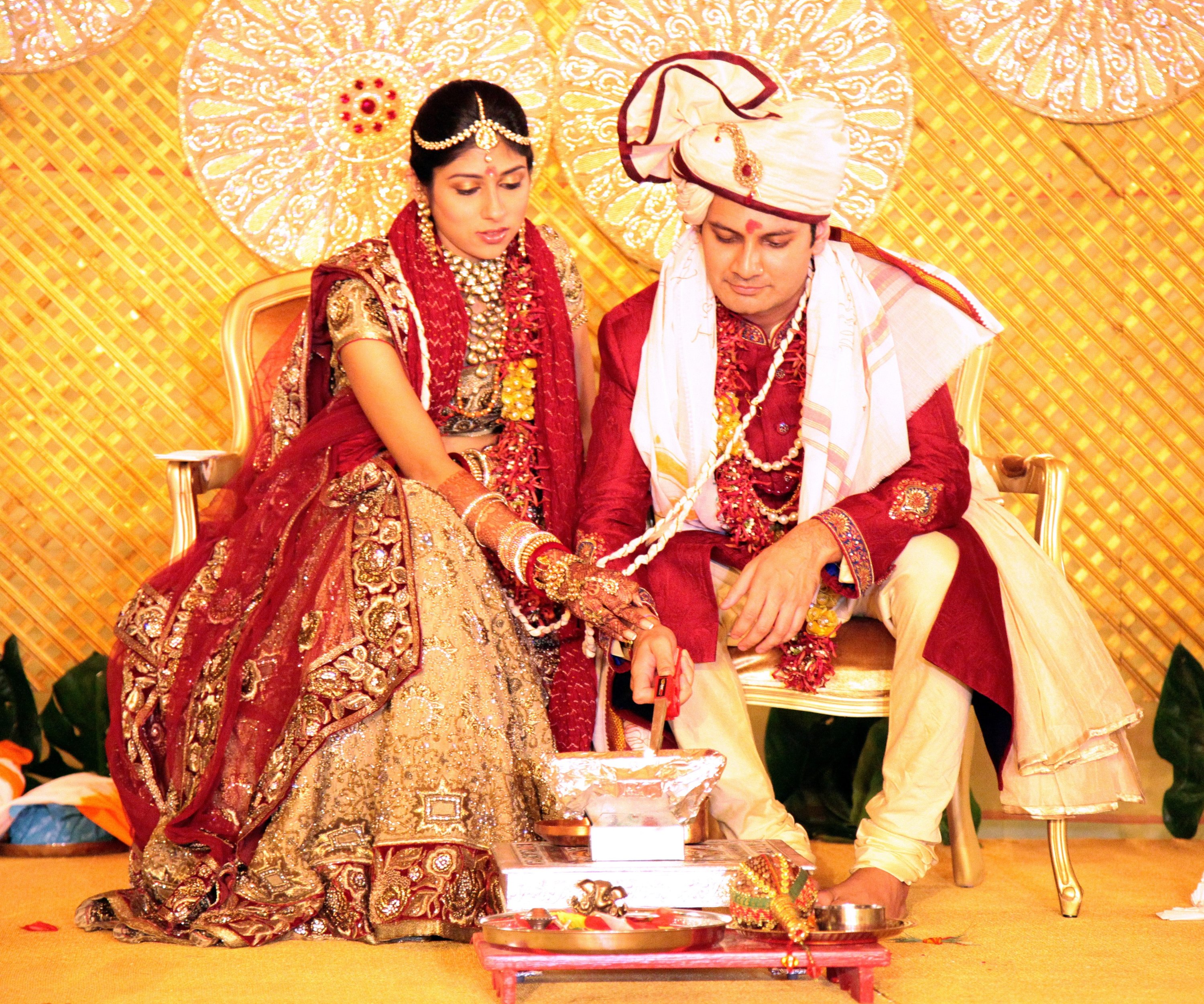 Pedagang berlian India Sahil Kothari (kanan) dan Janavi Javeri berpose selama pernikahan mereka di 5 Star Maxx Royal Hotel di Antalya, Turki selatan, 2012. (Sabah File Photo) 