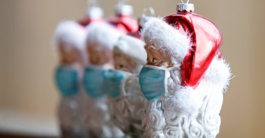 Christmas baubles shaped like Santa Claus wearing a protective mask are pictured amid the coronavirus disease (COVID-19) pandemic in Eichenau, Germany, Nov. 26, 2021. (Reuters Photo)