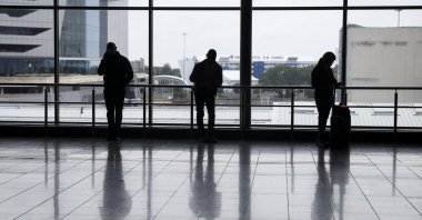 Passengers wait to board international flights amid the spread of the new omicron COVID-19 variant, at O.R. Tambo International Airport in Johannesburg, South Africa, Nov. 28, 2021. (Reuters File Photo)
