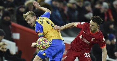 Southampton's James Ward-Prowse (L) in action against Liverpool's Diogo Jota (R) during a Premier League match in Liverpool, England, Nov. 27, 2021. (EPA Photo)