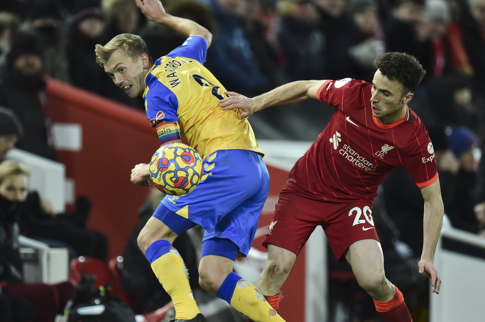 Southampton&#039;s James Ward-Prowse (L) in action against Liverpool&#039;s Diogo Jota (R) during a Premier League match in Liverpool, England, Nov. 27, 2021. (EPA Photo)