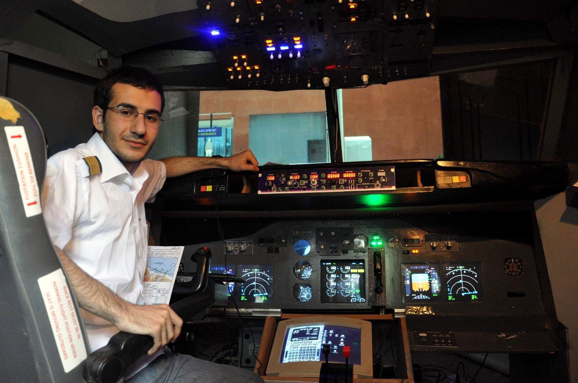 El 29 de noviembre de 2021, Alihan Colelli, un aviador, fue visto frente a la cabina de un avión Boeing 737-800 que había construido en su sótano hace 10 años en Dropson, Turquía.  (Foto de IHA)