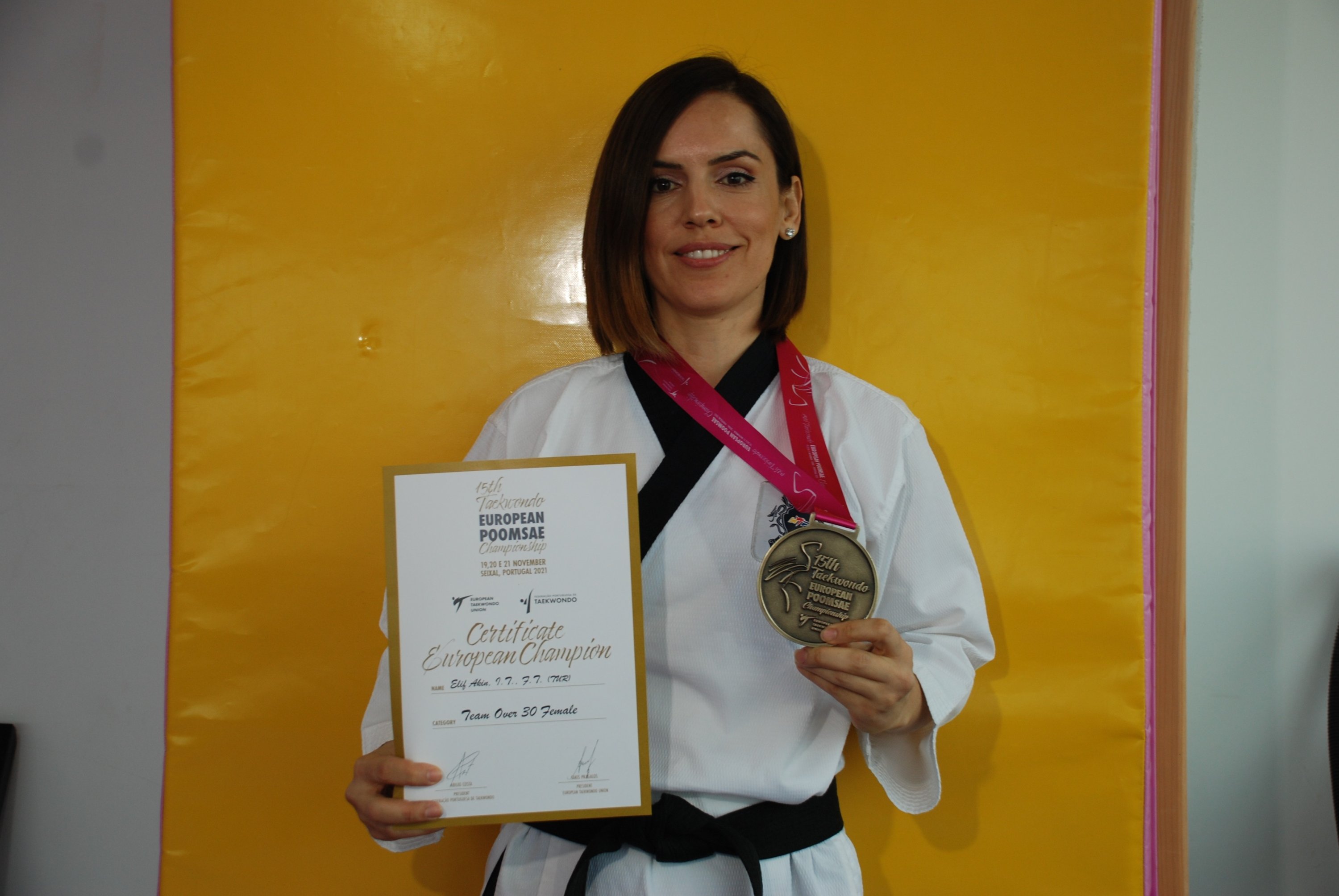 Guru pendidikan jasmani dan juara taekwondo Elif Soytürk Akın dengan medali dan sertifikat dari Kejuaraan Pumse Taekwondo Eropa yang dia menangkan, Izmir, Turki, 24 November 2021 (Foto IHA) 