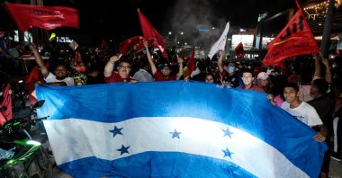 Supporters of the Liberty and Refoundation Party (LIBRE) hold an oversized flag of Honduras after the closing of the general election, in San Pedro Sula, Honduras, Nov. 28, 2021. (Reuters Photo)