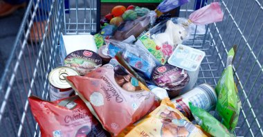 People shop for groceries at an Aldi supermarket amid the pandemic in Berlin, Germany, March 24, 2020. (Reuters Photo)