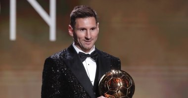 Paris Saint-Germain&#039;s Argentine forward Lionel Messi with the Ballon d&#039;Or award during the 2021 Ballon d&#039;Or France Football award ceremony at the Theatre du Chatelet in Paris, France, Nov. 29, 2021. (Reuters Photo)