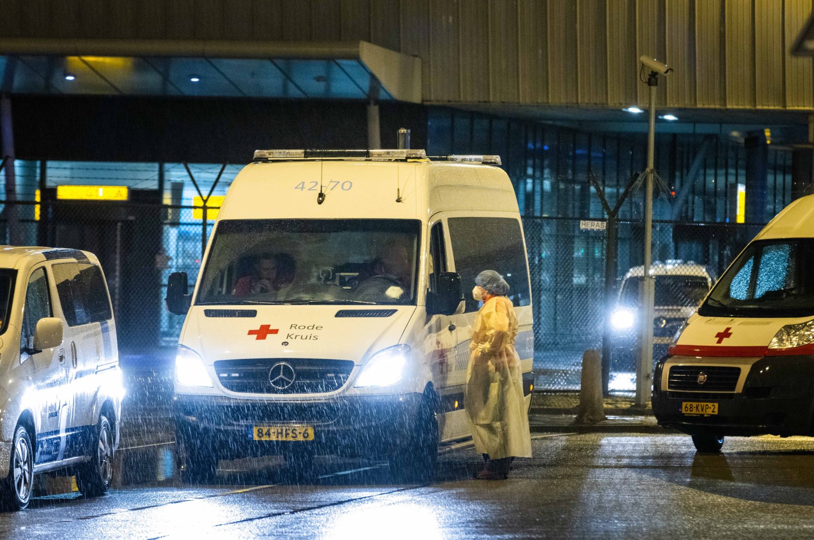 Health workers of the Red Cross transport passengers infected with coronavirus returning from South Africa, for quarantine in a hotel, in Schiphol, the Netherlands, Nov. 27, 2021. (EPA Photo)