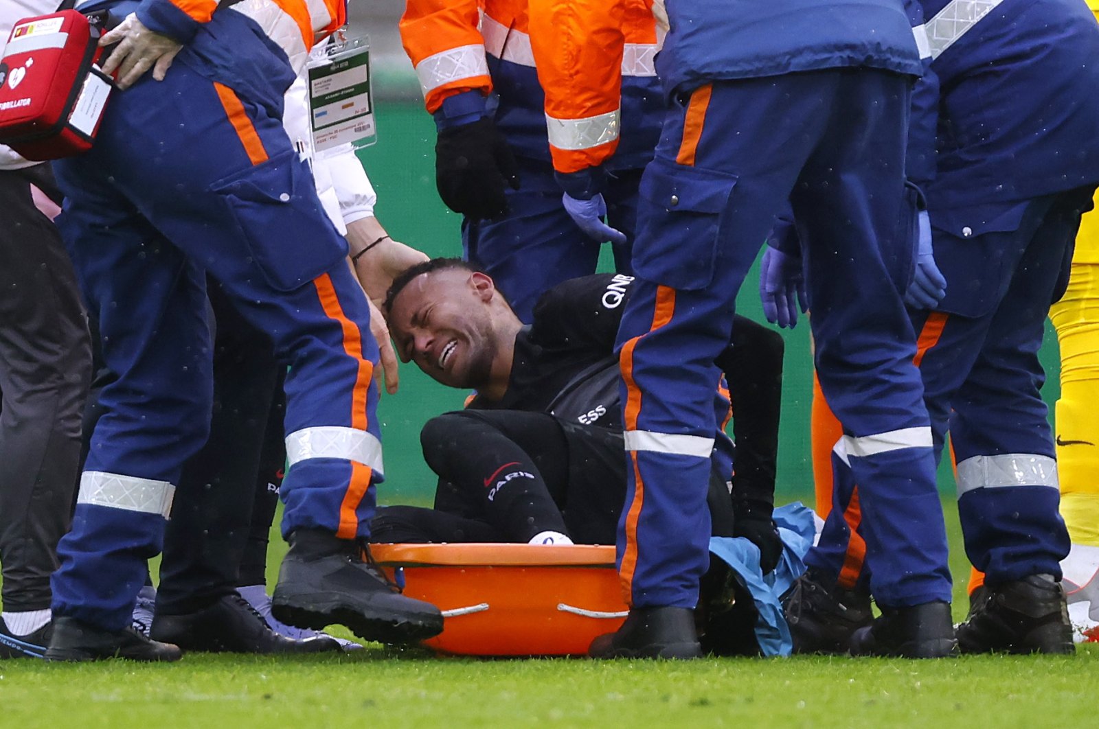 Bintang PSG Neymar absen hingga 8 minggu karena cedera pergelangan kaki