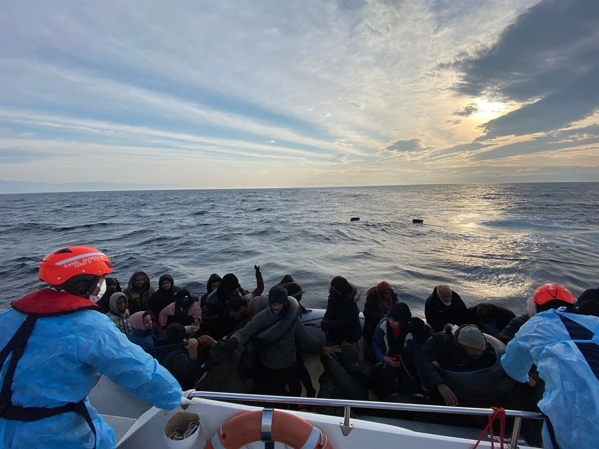 The Turkish coast guard rescues 65 migrants off Izmir province&#039;s Çeşme district, Turkey, Nov.30, 2021 (AA Photo)