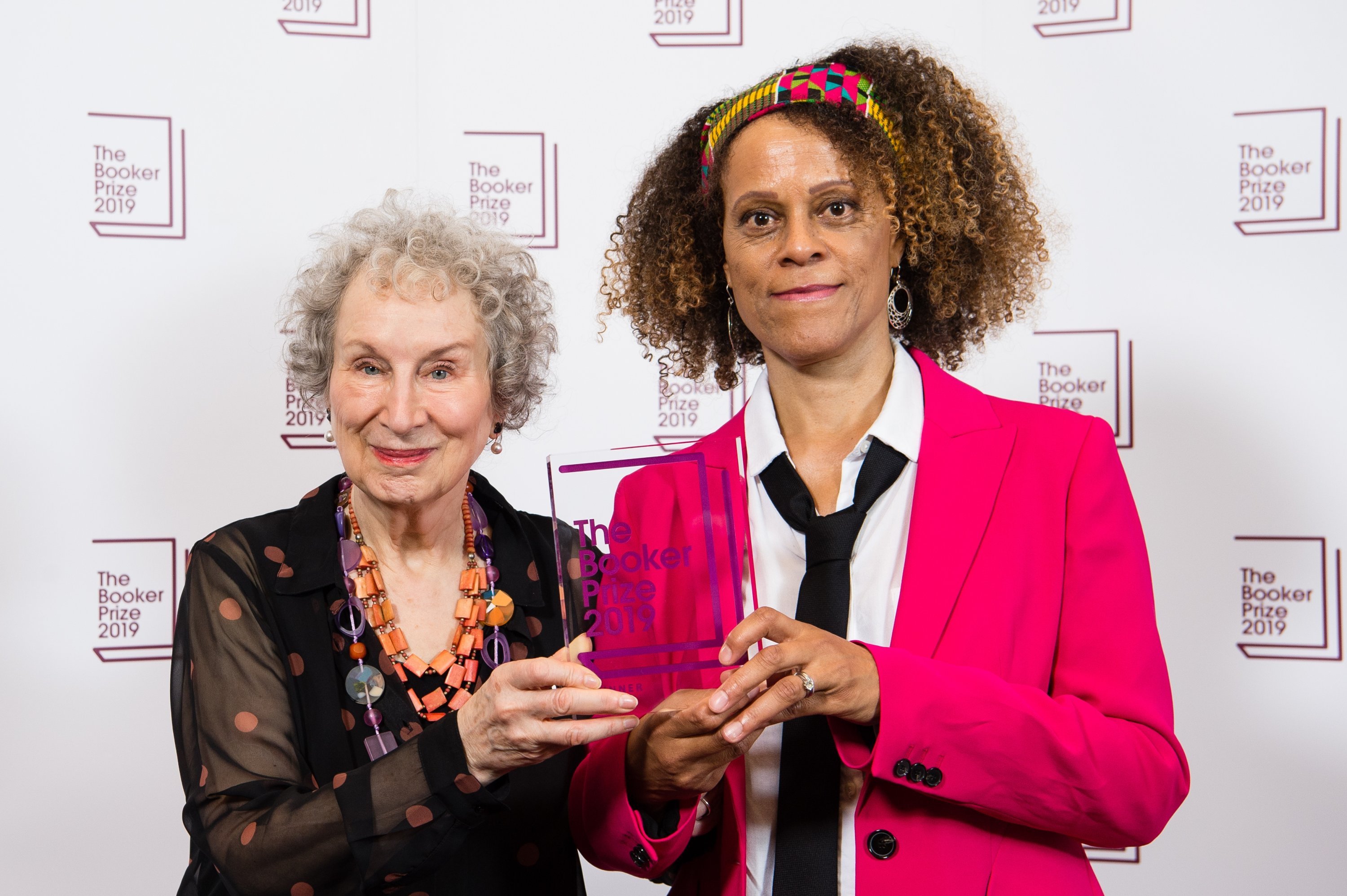 Pemenang bersama Margaret Atwood (kiri) dan Bernardine Evaristo selama sesi pemotretan Pengumuman Pemenang Booker Prize 2019 di Guildhall, London, Inggris, 14 Oktober 2019. (Getty Images)