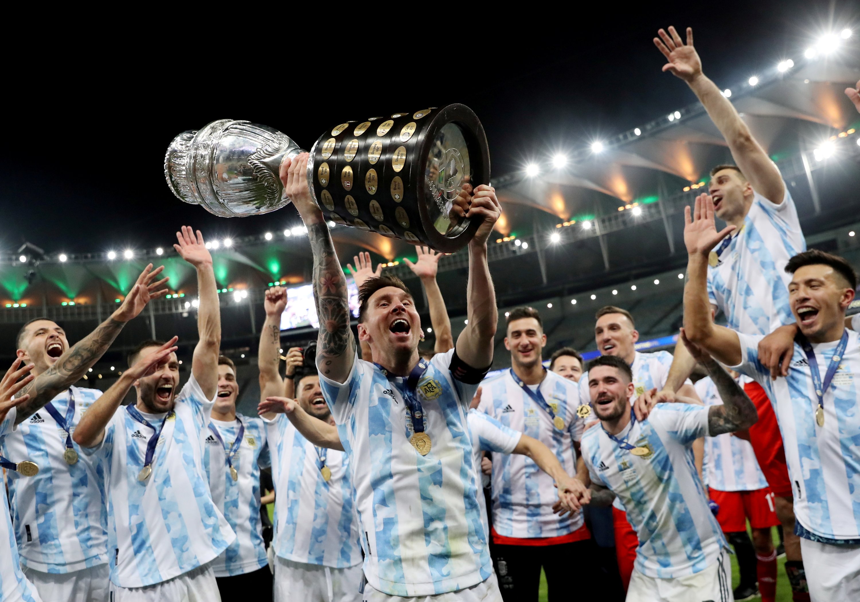 Pemain Argentina Lionel Messi dan rekan satu timnya merayakan kemenangan Copa America di Maracana, Rio de Janeiro, Brasil, 10 Juli 2021. (Foto Reuters)