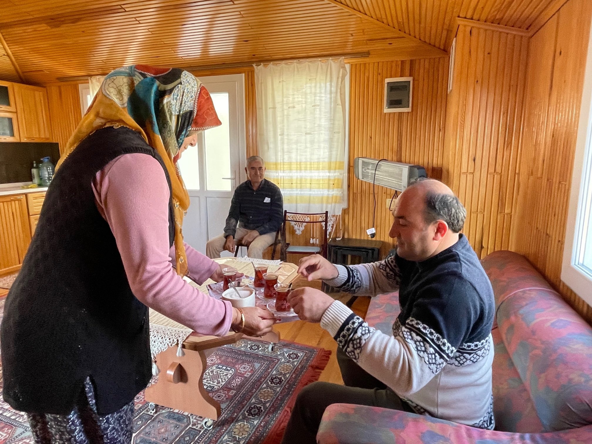 Ahmet Koca dan istrinya menjamu tamu di rumah mereka, di Muğla, Turki barat daya, 30 November 2021. (AA Photo)