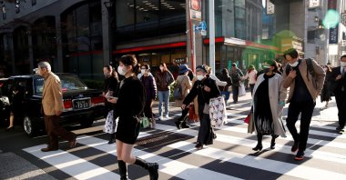 People cross the street in the Ginza shopping area, on the first day of Japan's closed borders to prevent the spread of the omicron variant of the coronavirus, in Tokyo, Japan, Nov. 30, 2021. (Reuters Photo)
