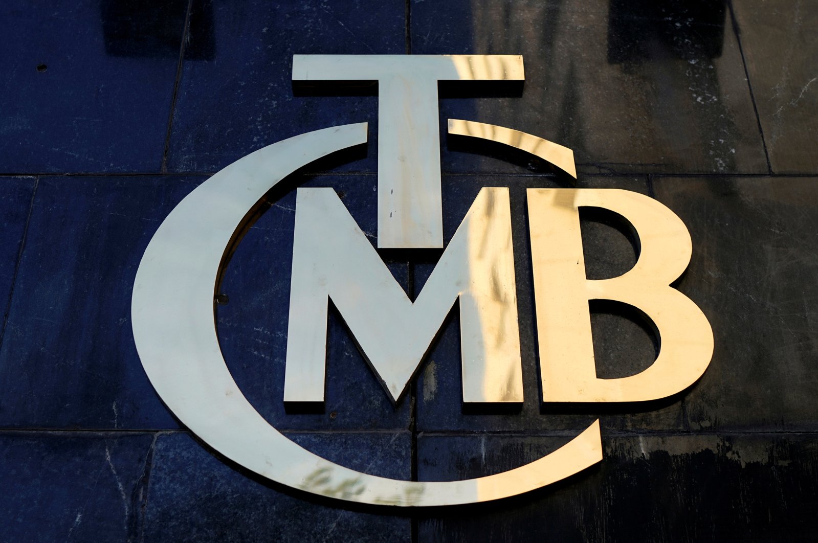 A logo of the Central Bank of the Republic of Turkey (CBRT) is pictured at the entrance of the bank&#039;s headquarters in Ankara, Turkey, April 19, 2015. (Reuters Photo)