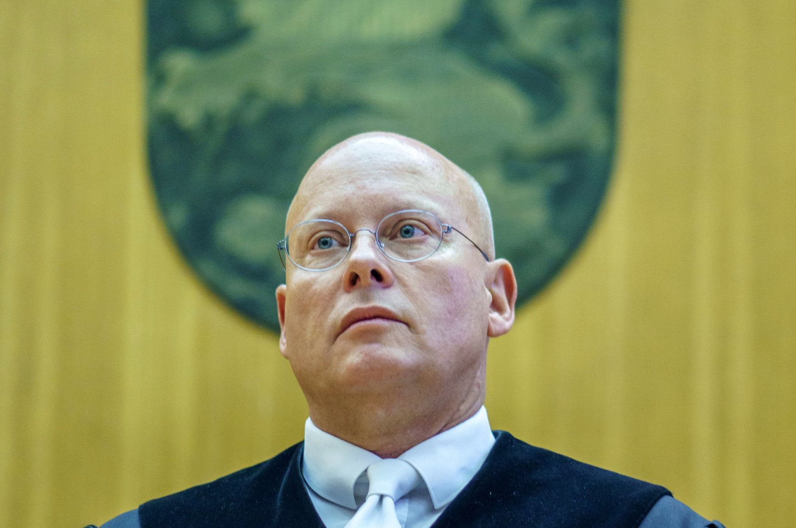 Judge Christoph Koller arrives before his verdict over Iraqi defendant Taha Al-J., a Daesh supporter, in a courtroom in Frankfurt, Germany, Nov. 30, 2021. (REUTERS)