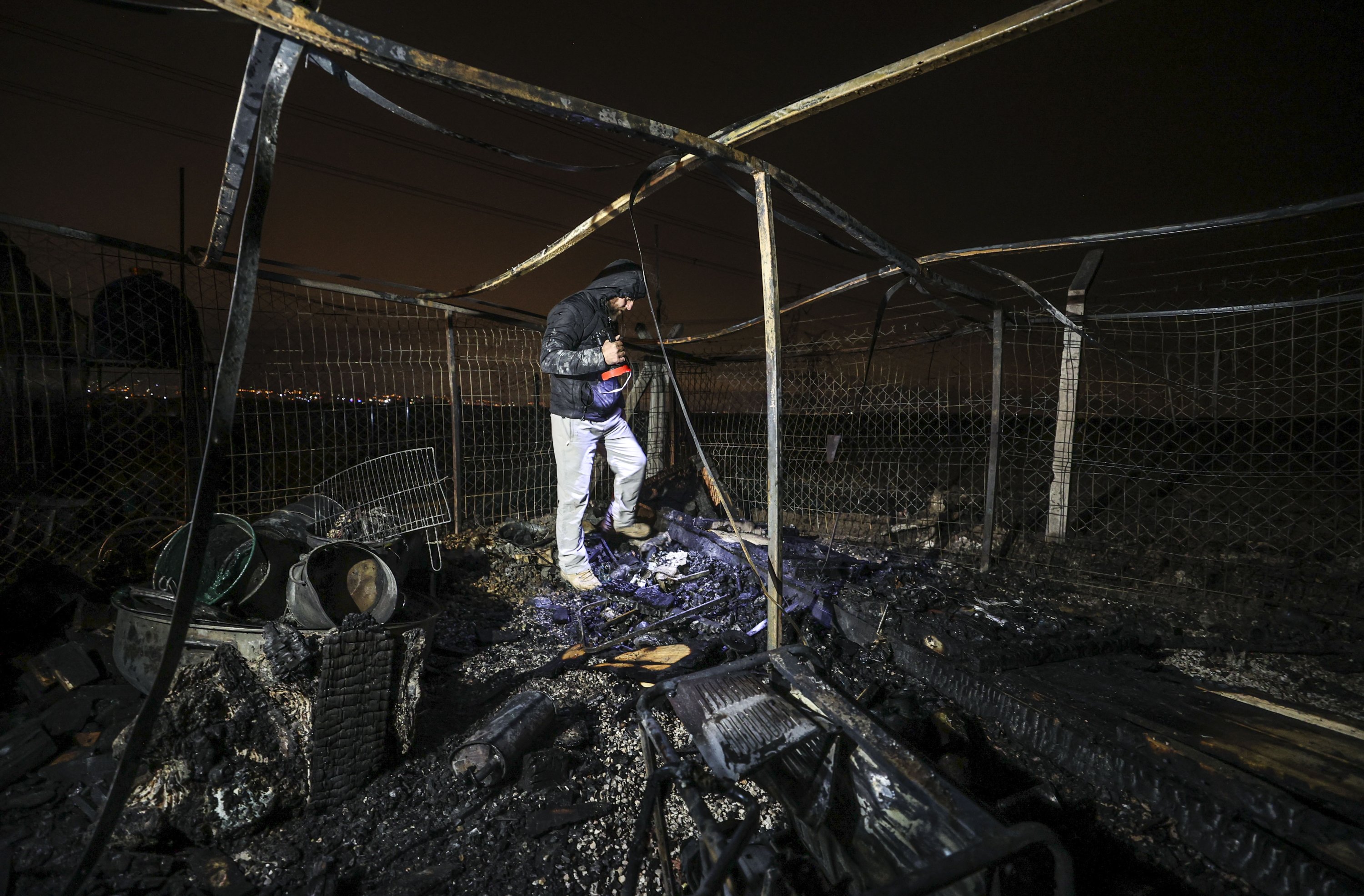 Seorang wartawan terlihat di tempat penampungan yang terbakar, Ankara, Turki, 1 Desember 2021. (AA Photo)