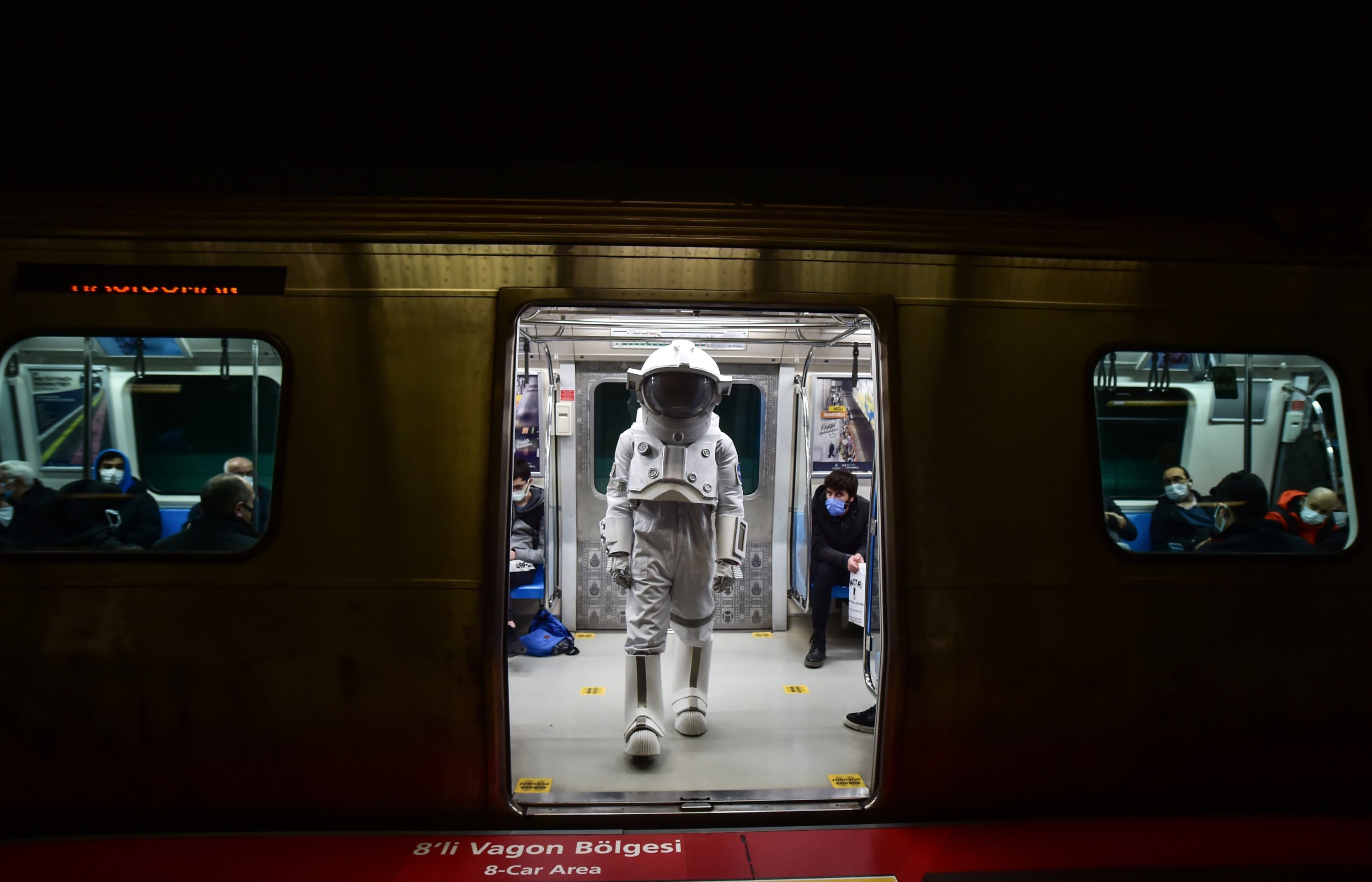 Seorang pria dalam setelan astronot terlihat di dalam metro, Istanbul, Turki, 1 Desember 2021. (İHA Photo)