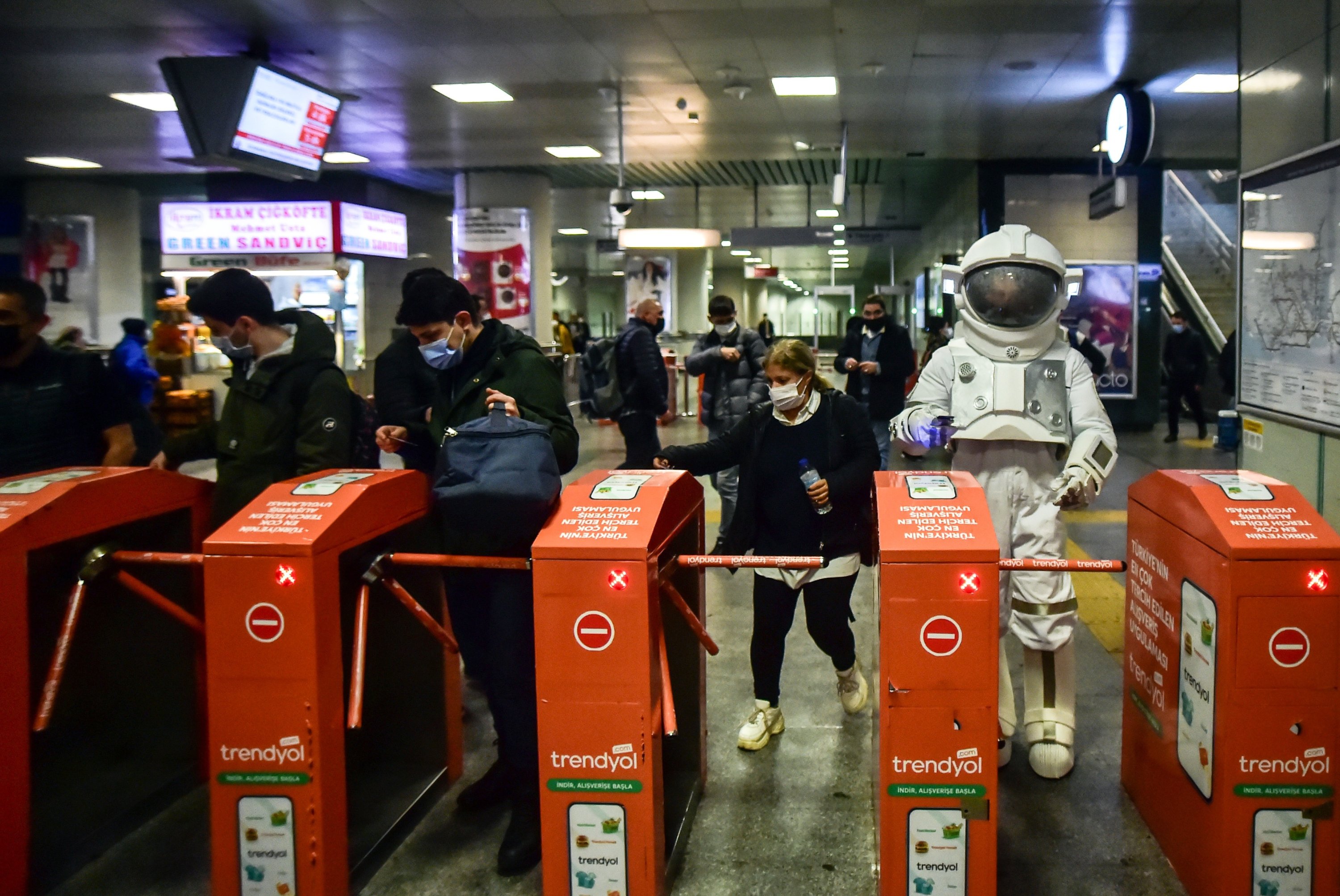 Seorang pria berjas astronot terlihat di pintu masuk stasiun metro, Istanbul, Turki, 1 Desember 2021. (İHA Photo)